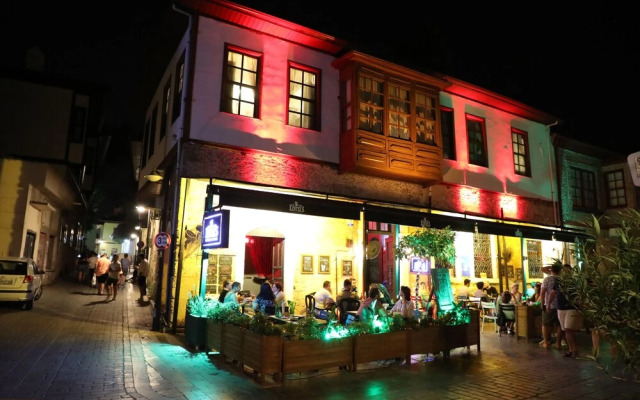 Lords Hostel & Pub