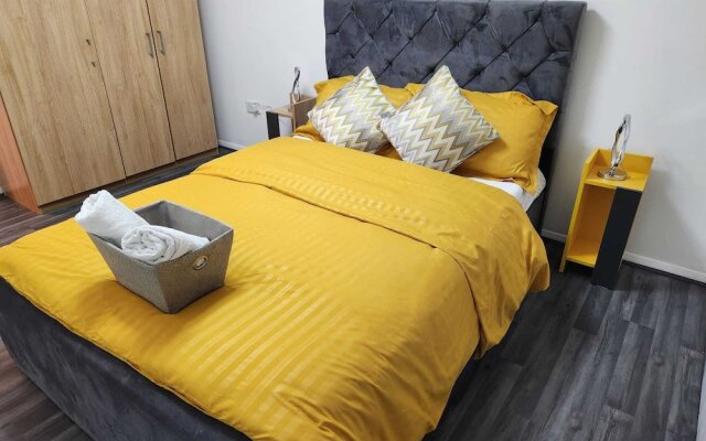 Grays Apartment With City Views Lakeside Shopping