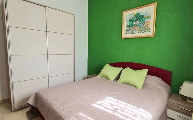 Home With Swimming Pool & Outdoor Kitchen