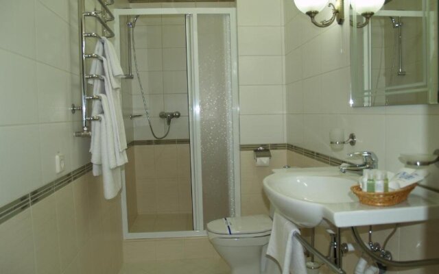 Atrium Hotel