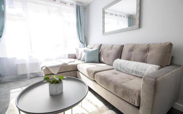 Modern and Stylish Apartment- Short Walk to Beach