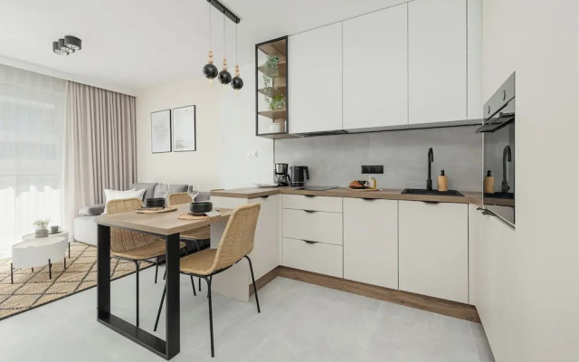 Apartment With Parking by Renters