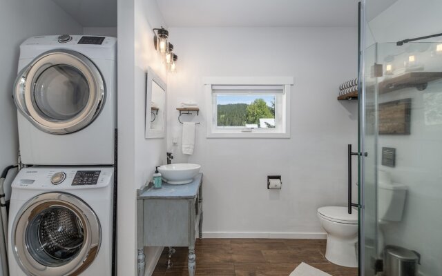 Berg Haus 1 Bedroom Home by NW Comfy Cabins by RedAwning