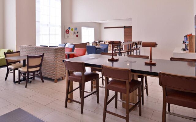 Holiday Inn Express Farmington - Bloomfield by IHG