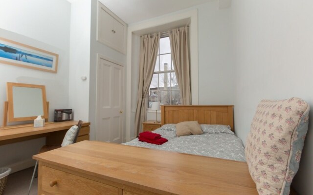 Spacious, Bright 5-br Flat for 10 in Edinburgh