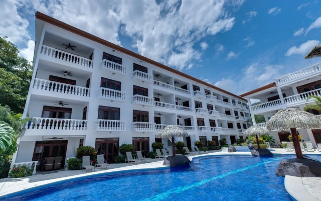 Magnificent and Spacious Poolside 3BR Condo