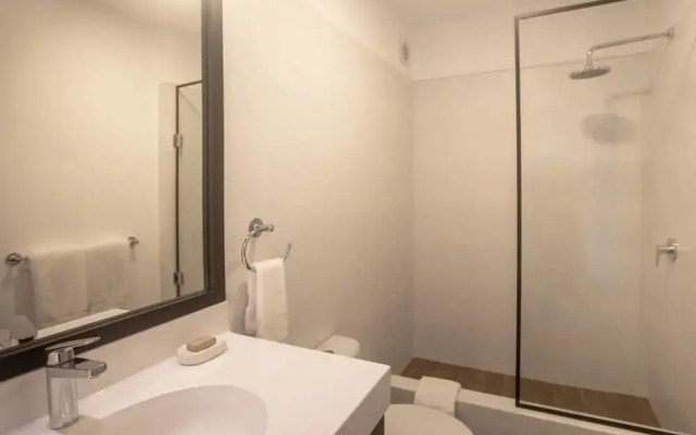 w Spacious 2BR in the Heart of Miraflores