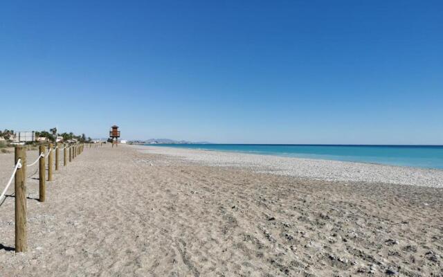Global Properties, Adosado en la playa con piscina