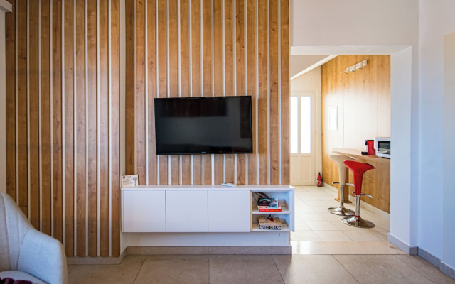 Adriatic Gallery Apartment by DuHomes