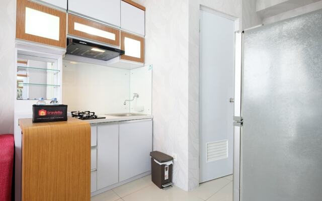 Cozy and Homey Green Pramuka City Apartment