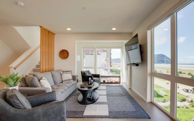 Seaside Vacation Rental: Walk to Beach & Downtown!