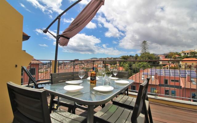 Living Apartment With Private Pool, Jacuzzi and Gym