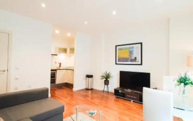 Oyo Home 137 Discovery Dock