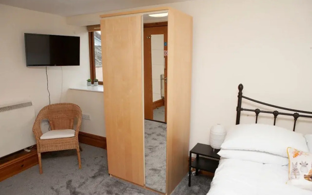 1 Bedroom Apartment by Gloucester Road