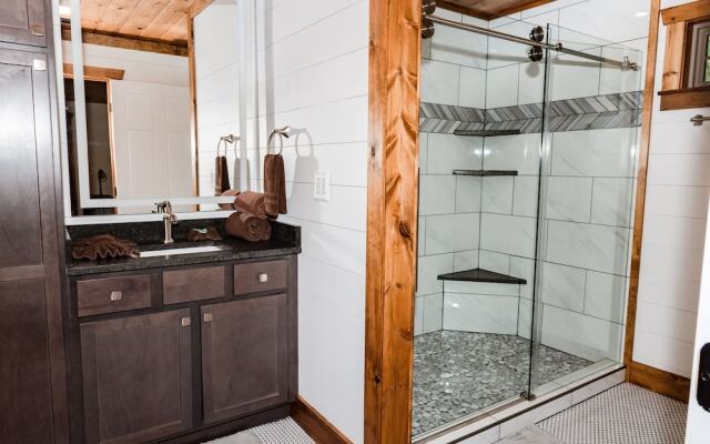 Bigfoots Retreat 2 Bedroom Chalet by RedAwning