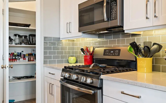 Sunshine Serendipity 4 Bedroom Apts by RedAwning