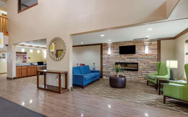 Comfort Inn & Suites Cedar Rapids North - Collins Road