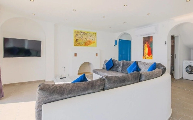 Villa Dome Bianca by Villaduragi