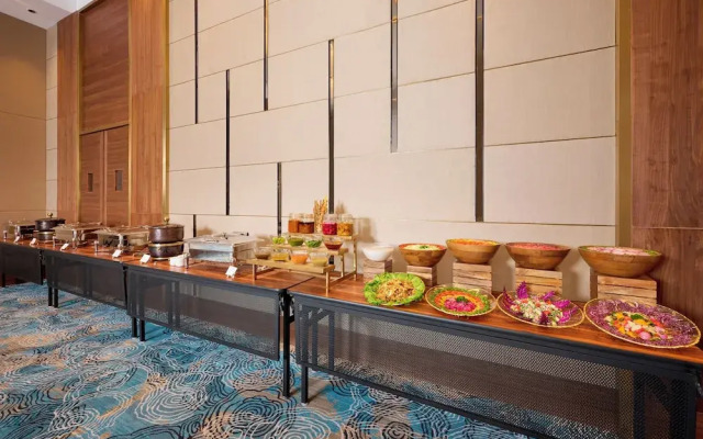 Iris Sarovar Portico