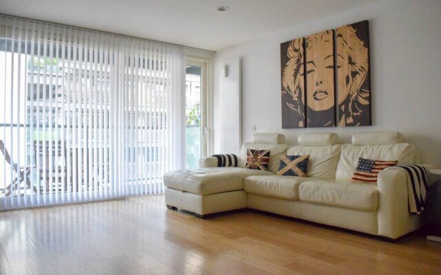 Modern 2 Bedroom Apartment with Balcony On The Canal