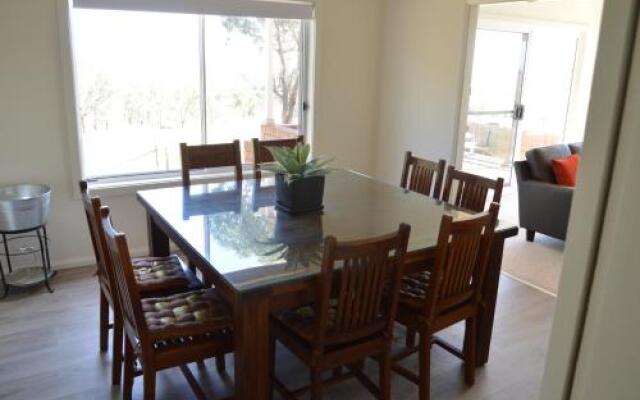 BATHURST GOLDFIELDS RESIDENCE on MOUNT PANORAMA