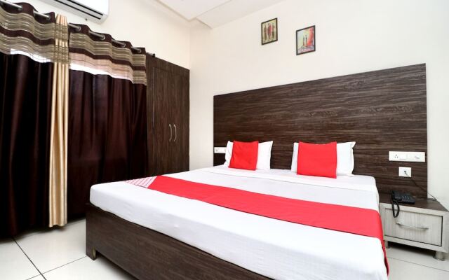 OYO 37860 Hotel Batra