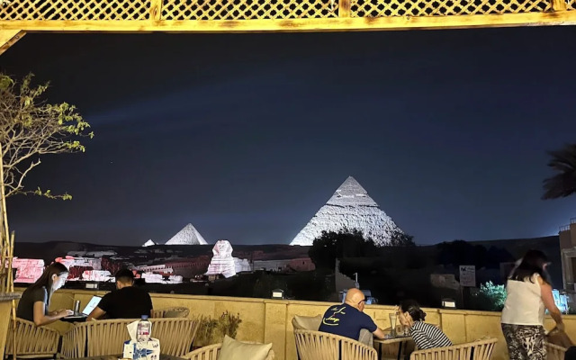 The Gate Hotel Front Pyramids & Sphinx View