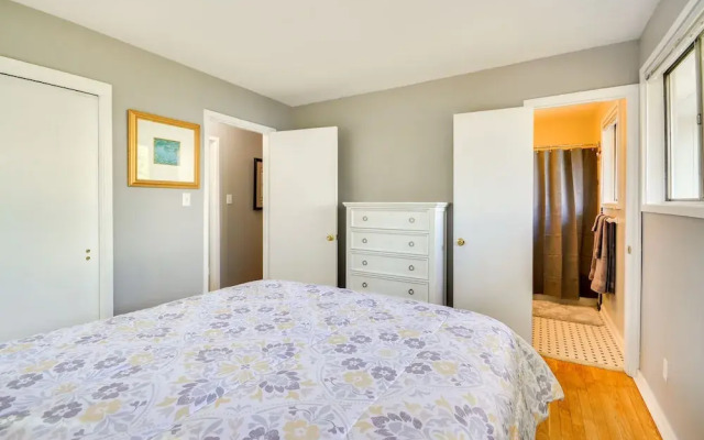 Laptop-friendly Greensboro Home w/ Fireplace!