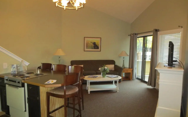 Pointes North Inn