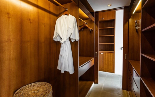Villa Chelay - Luxury Waterfront Villa