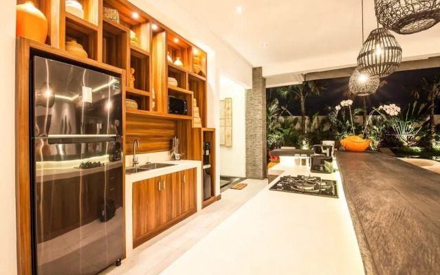 Stunning 6 Bedroom Villa Only 400m to the Beach