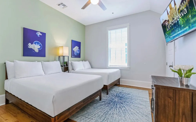 Spacious 4BR Condo with Pool