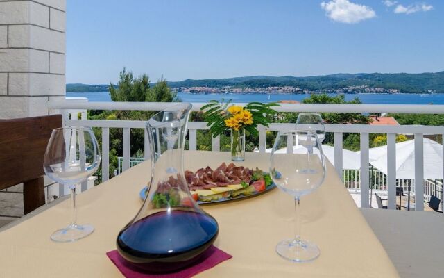 Holiday Villa Perna with Swimming Pool