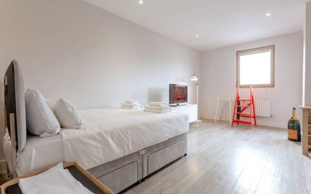 Pristine Modern Flat in East London