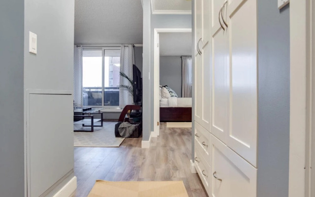 Cozy and Central DT Home w Gym Coffee Parking BBQ