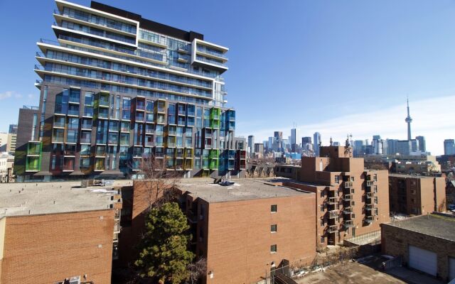 Living Suites Toronto - Queens Park