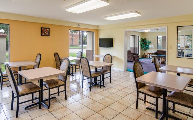 Rodeway Inn & Suites Highway 290 Northwest