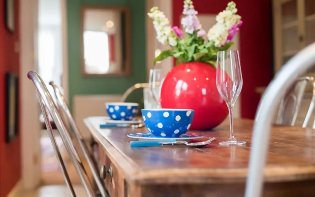 Remarkable Richmond Home By The Tube Station