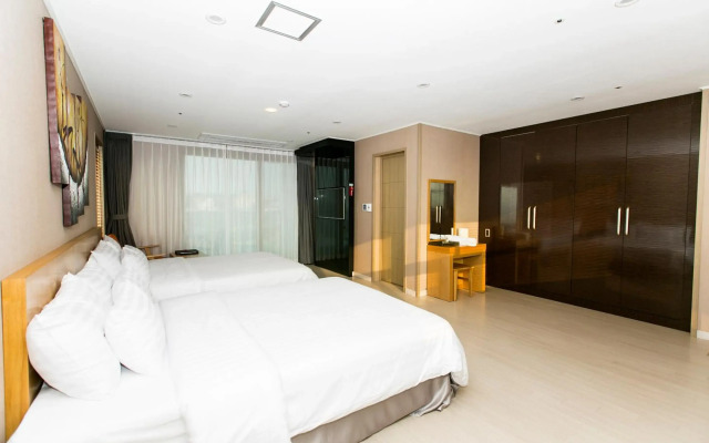 Rich Hotel
