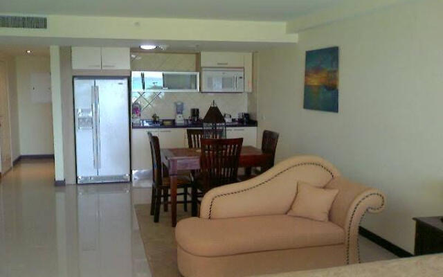 Deluxe Two-bedroom Condo - Pri 8497