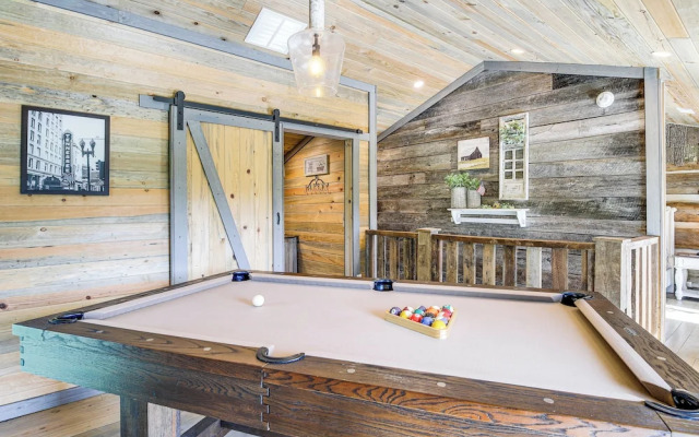 Secluded Gatlinburg Cabin Rental w/ Hot Tub!