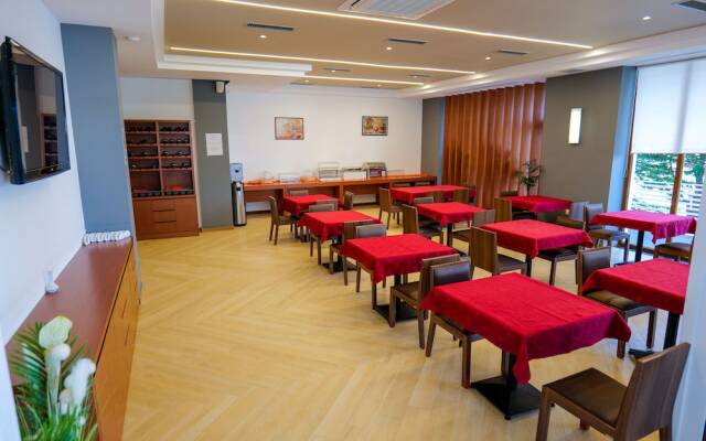 6 Milje Hotel