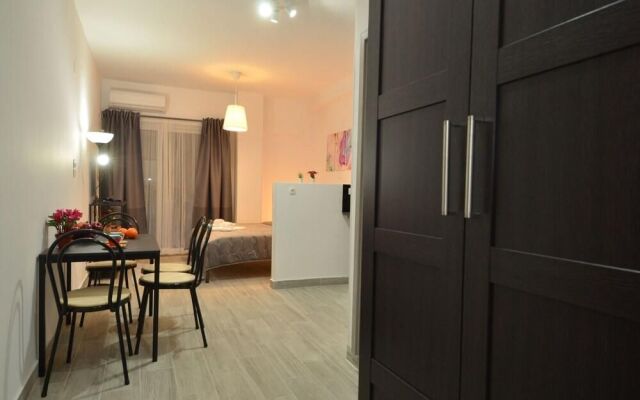 Metaxourgeio B A Minimal Apartment