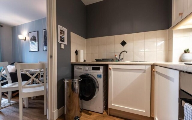 Black Moon 2 bed 2 bath Central location