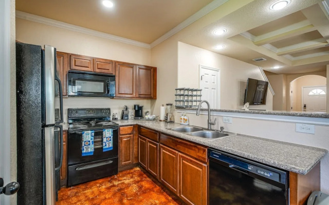 San Antonio Townhome ~ 2 Mi to Aquarium!