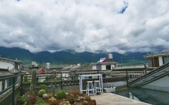 Yilongge Homestay (Dali Erhai Caicun Longkan Wharf Branch)