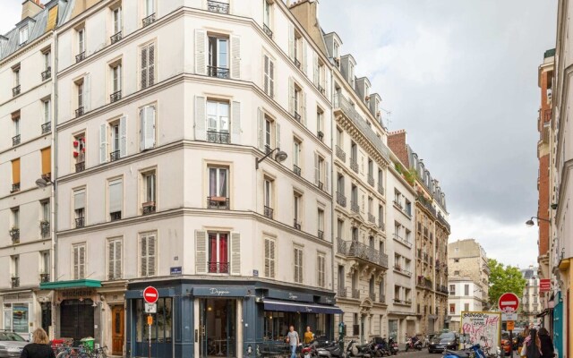 Charming Apartment For 2 In Paris