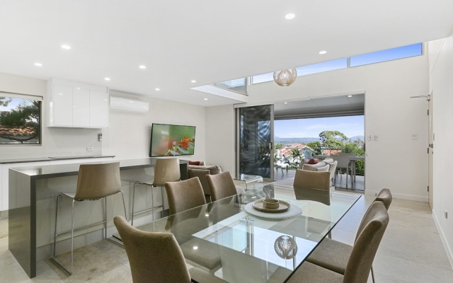 Exquisite Penthouse with views to Laguna Bay - Unit 3 Taralla 18 Edgar Bennett Avenue – Guest Rooms – Noosa Heads