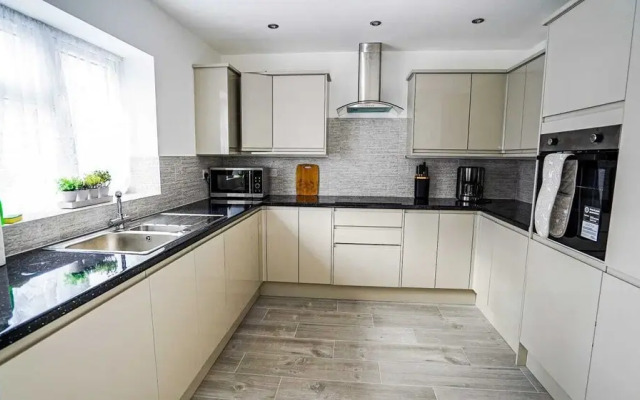 Modern 4-Bedroom Home with Free Parking