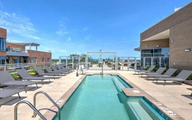 Global Luxury Suites at Woodmont Triangle South